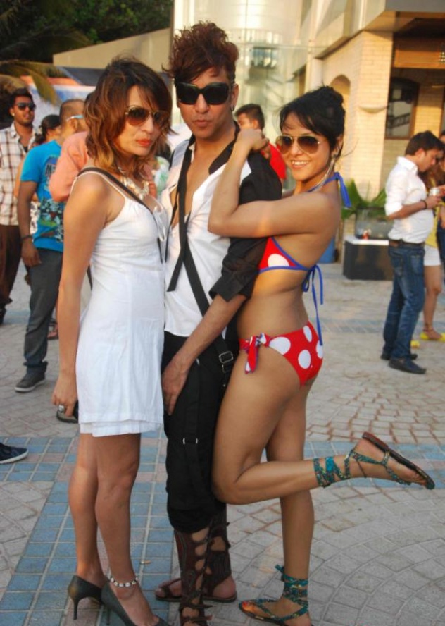 Neha Dhupia & Amy Jackson At Teachers Scotch Pool Party