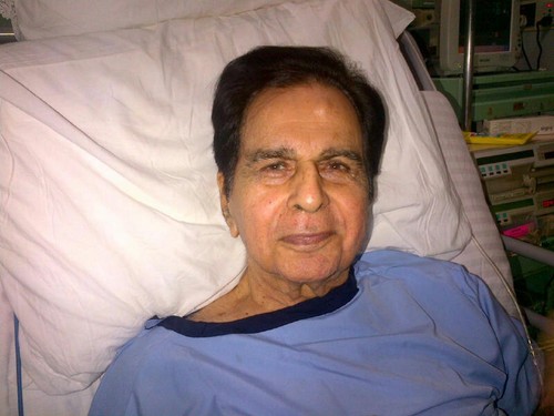 Dilip Kumar's picture from Lilavati Hospital, Says He's Fine - September 18, 2013