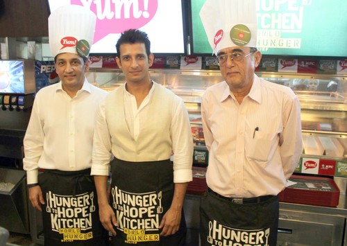 Sharman Joshi promotes Hunger Relief Campaign by Smile  Yum Restaurants